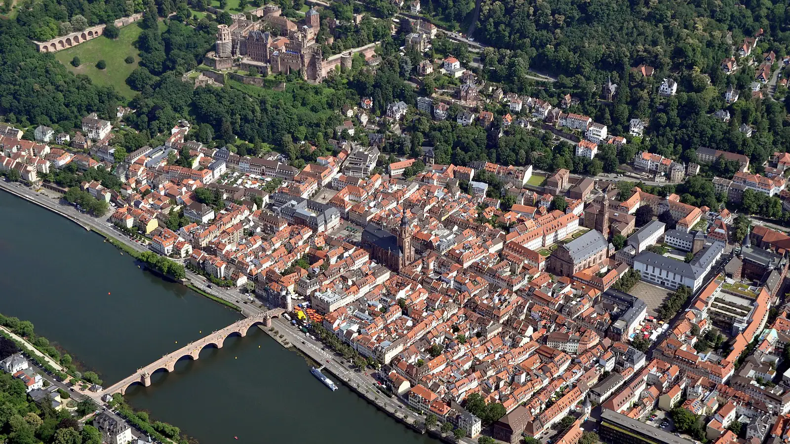 Heidelberg – Altstadt und Schloss aus der Luft