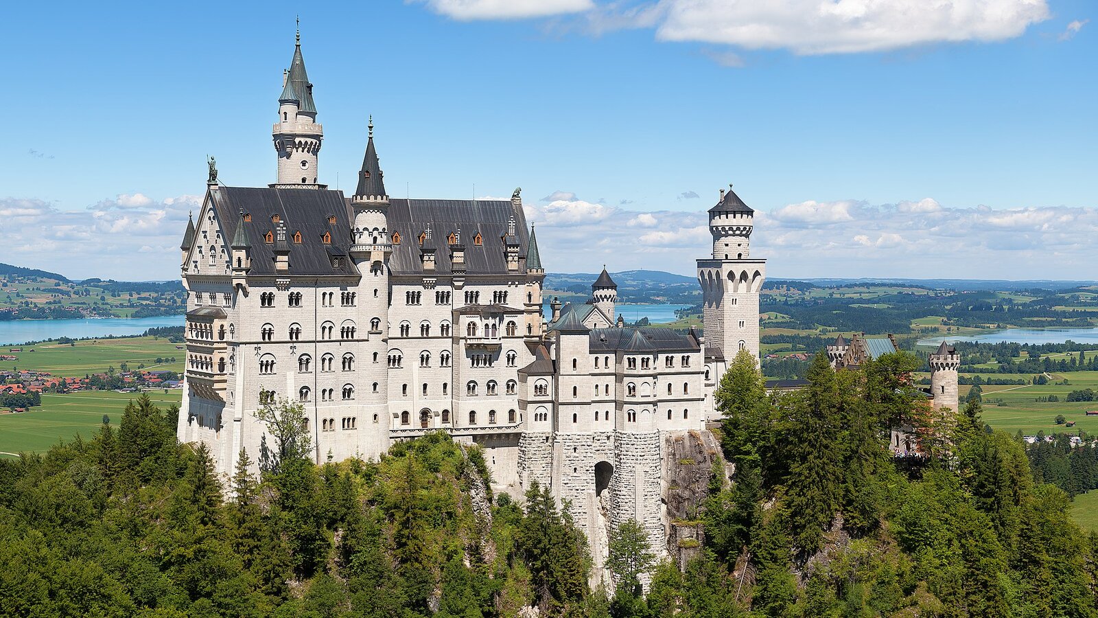 Schloss Neuschwanstein vor den Bayerischen Alpen