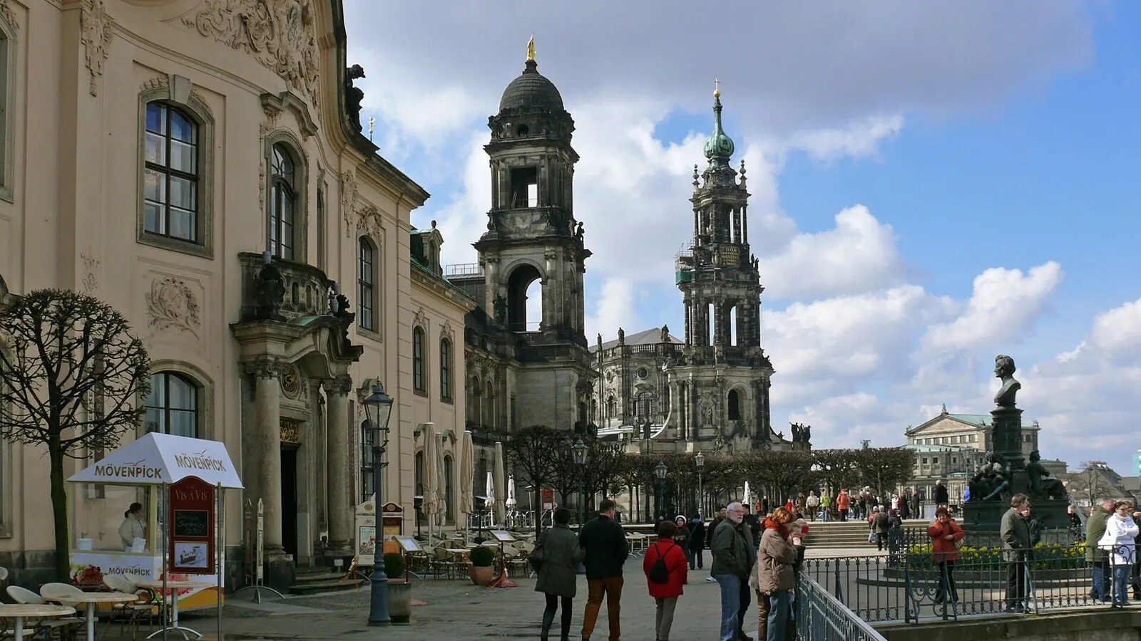 Dresden — Brühlsche Terrasse mit Hofkirche