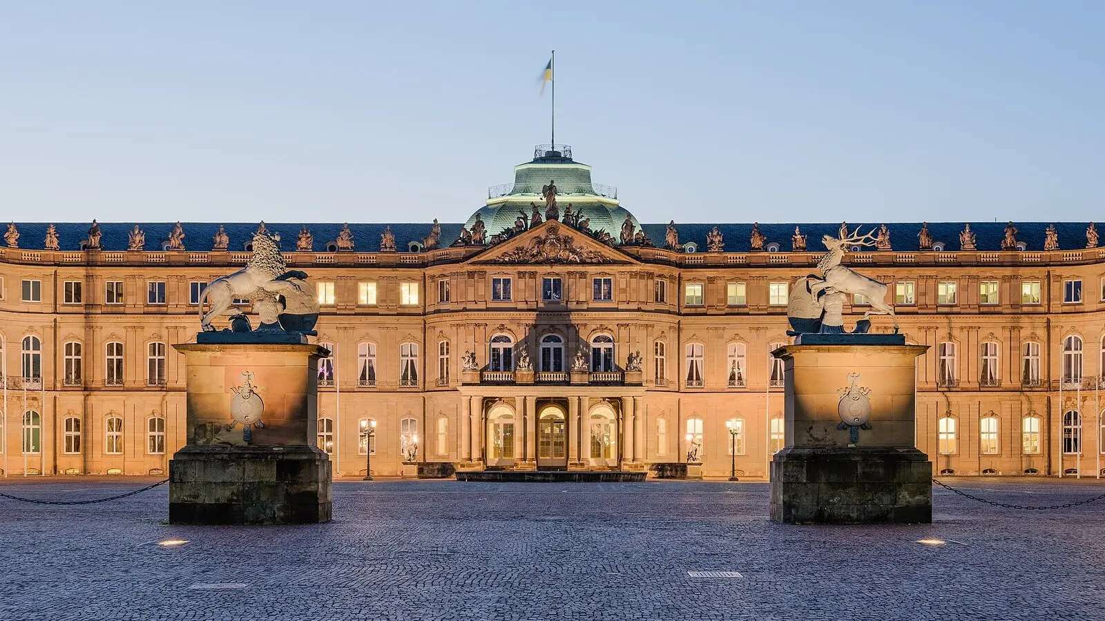 Neues Schloss am Schlossplatz in Stuttgart in der Abenddämmerung