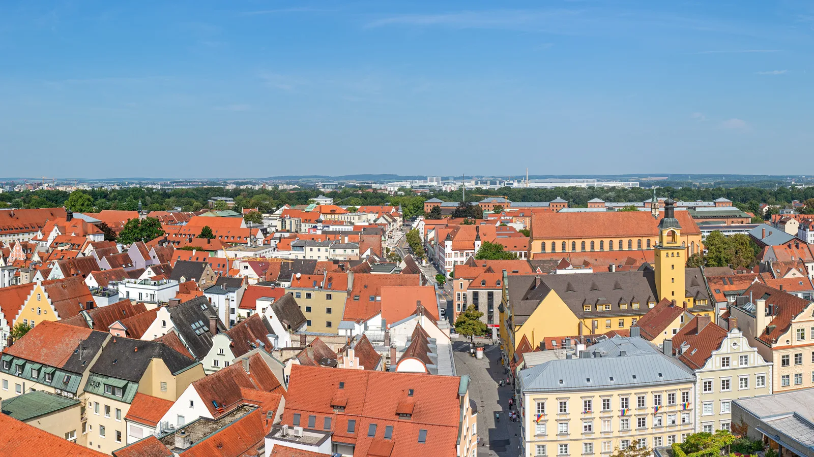 Panorama der Ingolstädter Altstadt mit roten Dächern und Kirchtürmen
