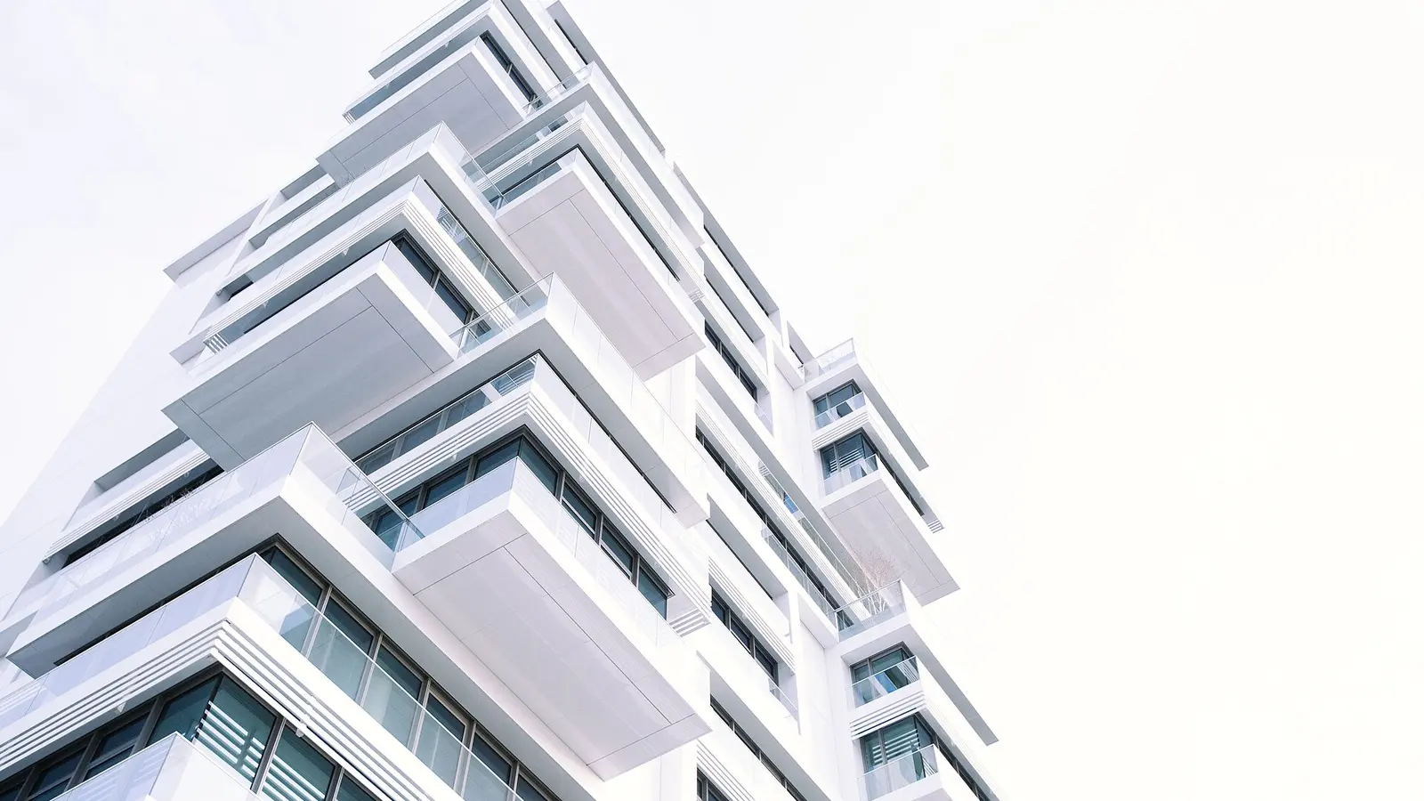 Moderne Wohnarchitektur — Untersicht eines Apartmentgebäudes